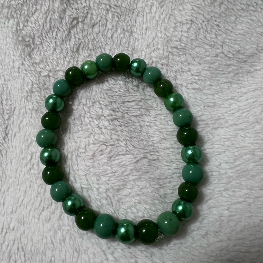 Lot of Four Shades of Green Beaded Bracelets, Size 7” - Picture 3 of 5